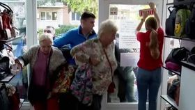 VIDEO Buluc la magazinul second-hand. Oamenii așteaptă de la prima oră pentru a cumpăra cele mai bune articole